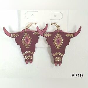#219 | Fuchsia Southwest Bull Head Dangle Earrings
Gold Fishhook Style